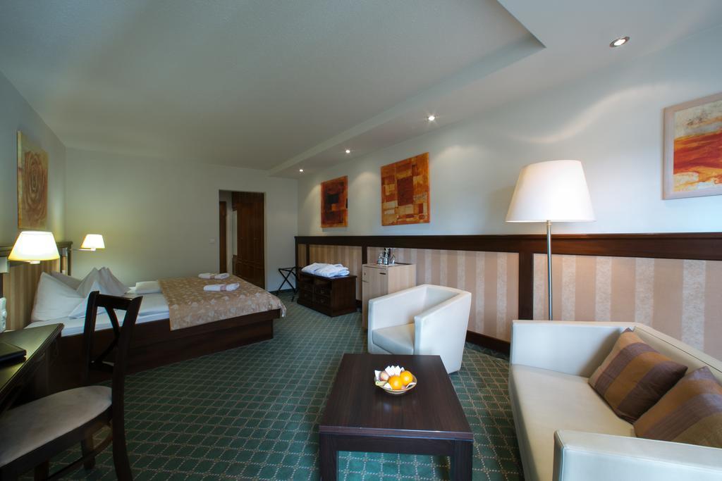 Hotel Hirsch オーバーシュタウフェン エクステリア 写真